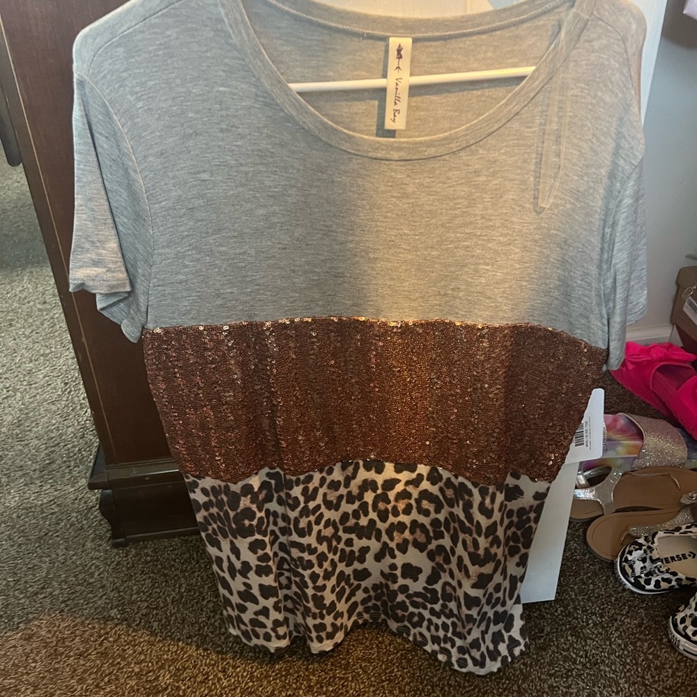 Grey top with sequins and leopard